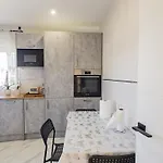 Apartment Cubo's Luna Town Center