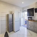 Apartment Cubo's Luna Town Center