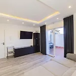 Apartment Cubo's Luna Town Center