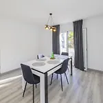 Apartment Cubo's Luna Town Center *