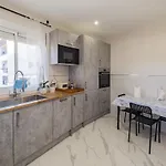Cubo's Luna Town Center Apartment